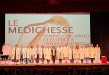 Le Medichesse al Teatro Cilea di Napoli: le protagoniste in camice bianco sul palcoscenico durante il saluto finale.